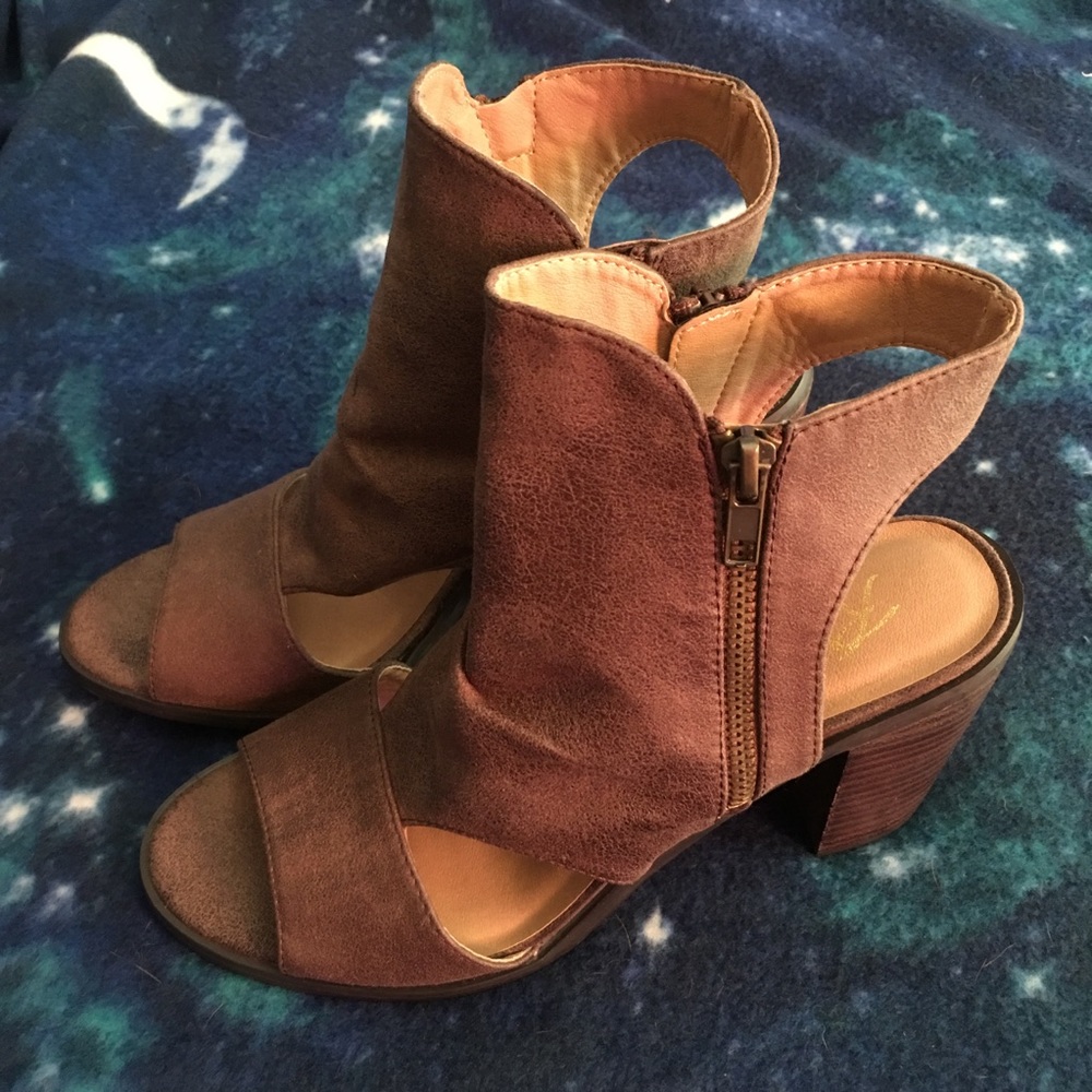 Rebels zip up open toe bootie